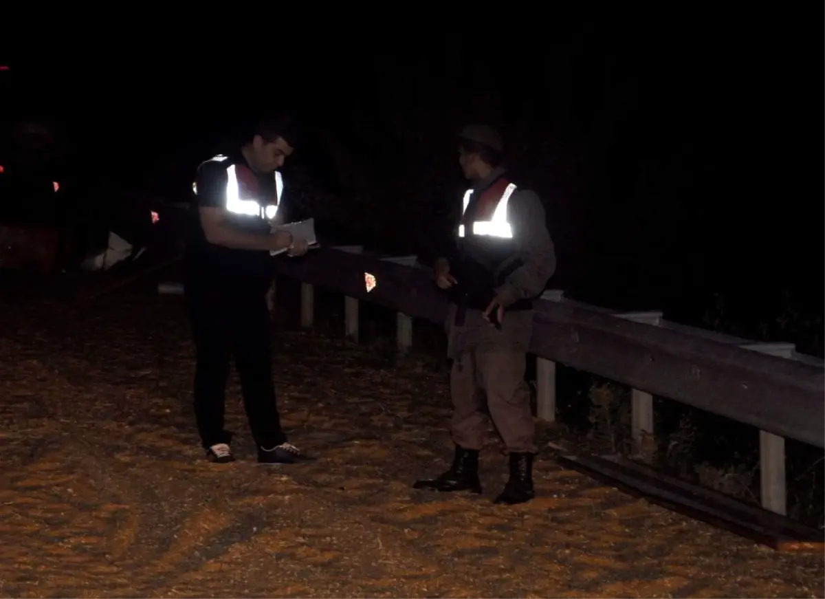 Yolcu Otobüsü ile Traktör Çarpıştı : 1'i Ağır 3 Yaralı