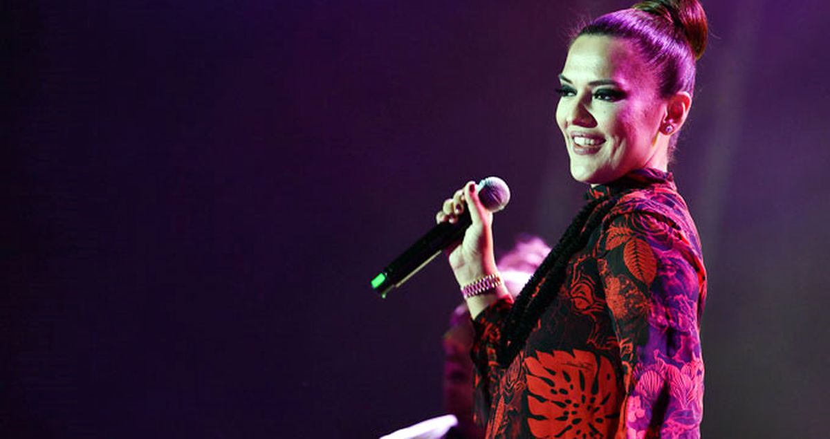 Demet Akalın Hayranlarını Uyardı: Bodrum'a Gitmeyin Durmadan Sallanıyor