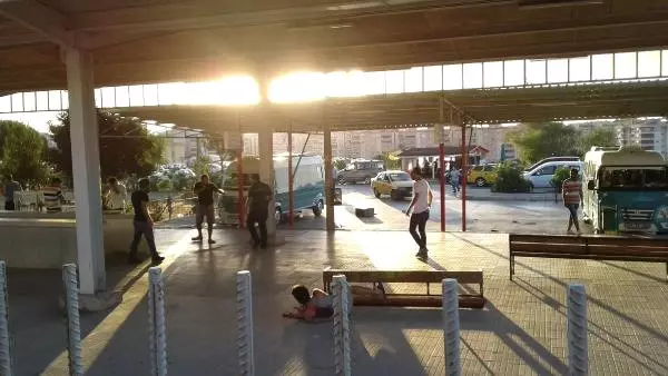 Dolmuş Şoförüyle Kavga Edip, Dolmuşların Camlarını Kırdılar