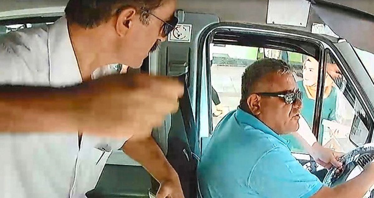 Yolcusunu Durak Haricinde İndirmediği İçin Yüzüne Yumruğu Yedi, Kaza Yaptı