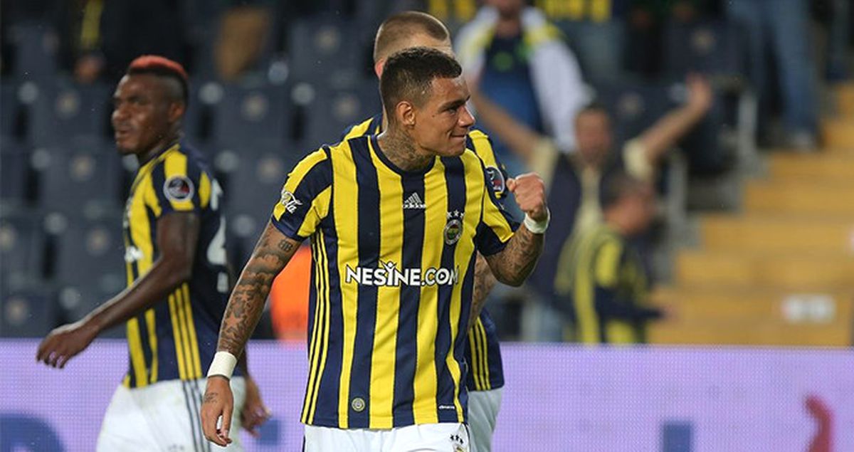 Fenerbahçe, Kadro Dışı Bıraktığı van der Wiel'ı Affetti