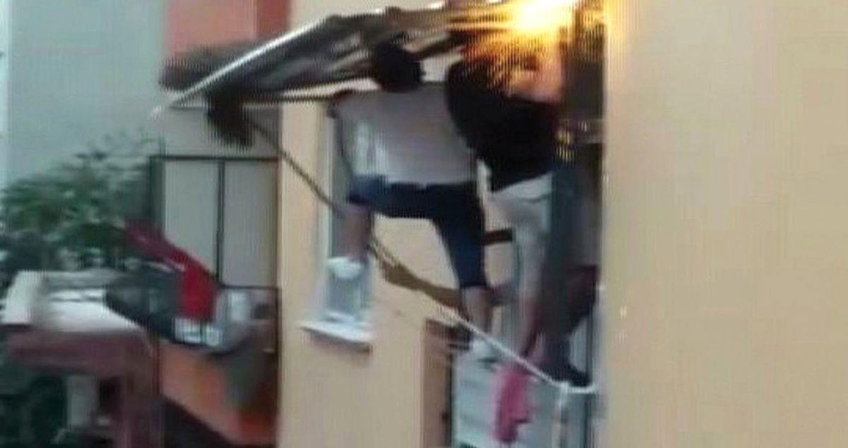 Hiçbir Tedbir Almadan Apartmanın 3'üncü Katına Gölgelik Takmak İstediler