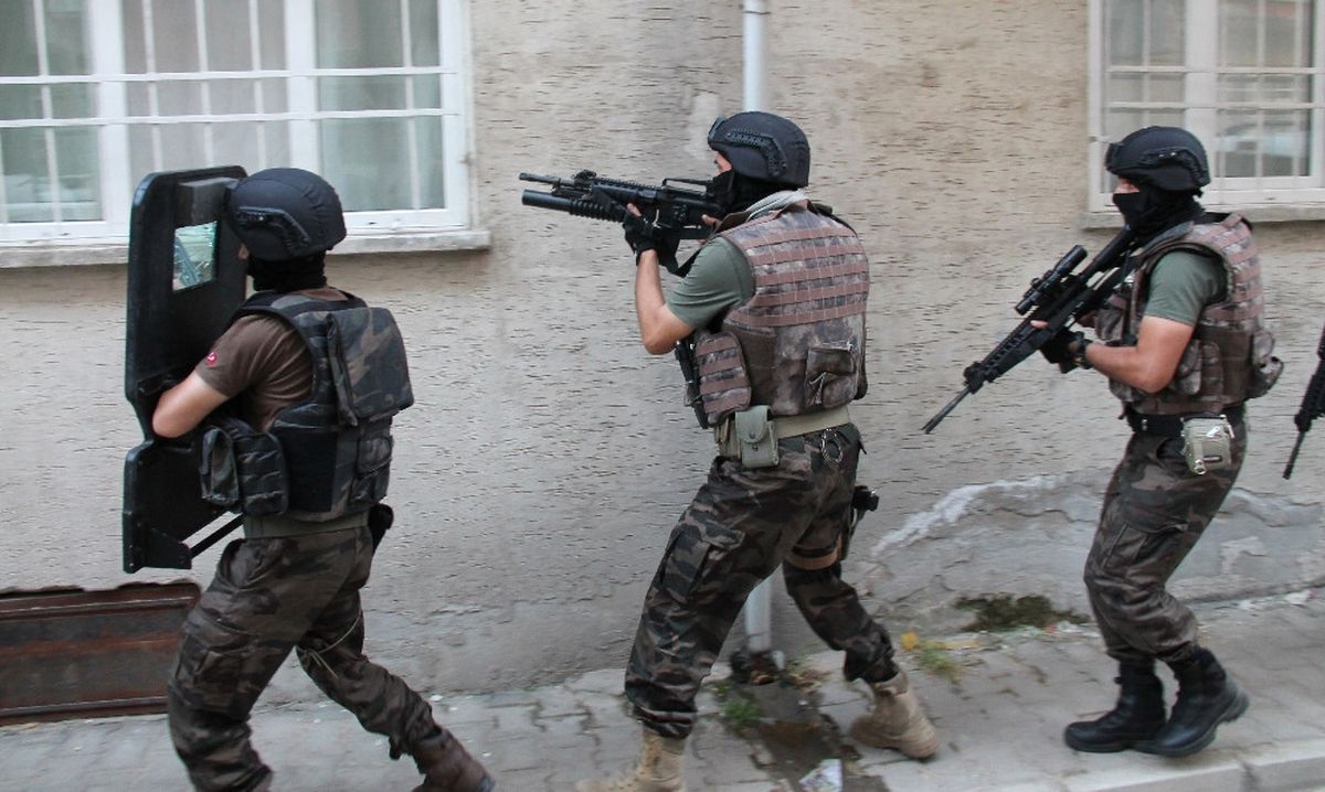 Gaziantep'te DEAŞ Operasyonu: 102 Çuval Patlayıcı ve Onlarca Silah Ele Geçirildi