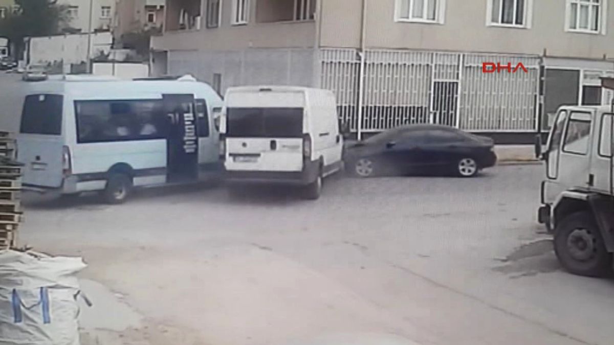 Ataşehir'de, Biri Yolcu Minibüsü Olan Üç Araç Birbirine Girdi