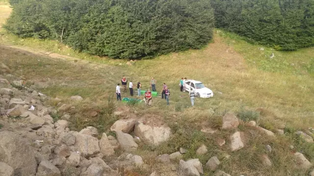 Otomobil uçuruma yuvarlandı: 2 ölü, 5 yaralı ile ilgili görsel sonucu