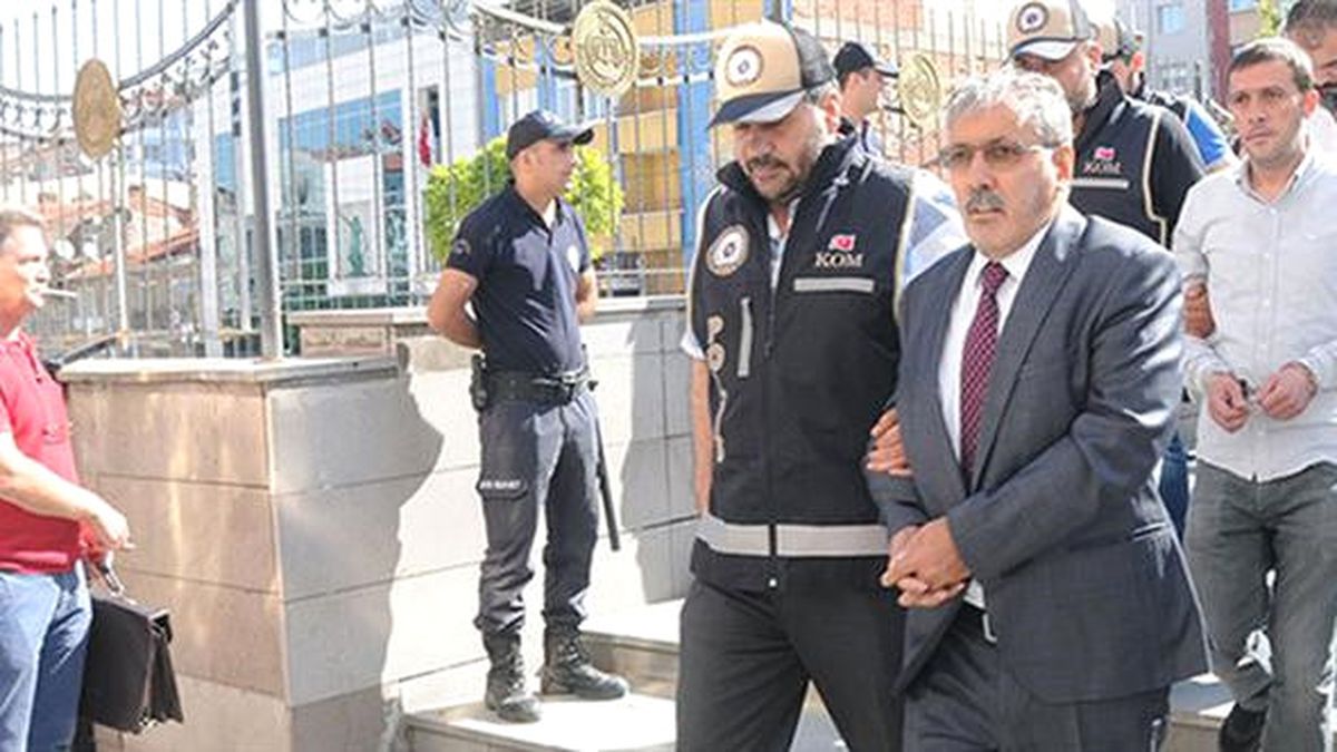 Yılmaz Büyükerşen'e Saldıran Emekli Polisin 5 Büfesi Mühürlendi