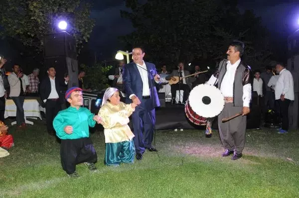 2 Gün Önce Yangın Çıkan Ciğer Restorana Mahmut Tuncerli Açılış 2 Gün Önce Yangın Çıkan Ciğer Restorana Mahmut Tuncerli Açılış