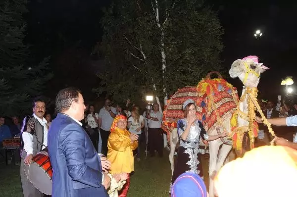 2 Gün Önce Yangın Çıkan Ciğer Restorana Mahmut Tuncerli Açılış 2 Gün Önce Yangın Çıkan Ciğer Restorana Mahmut Tuncerli Açılış