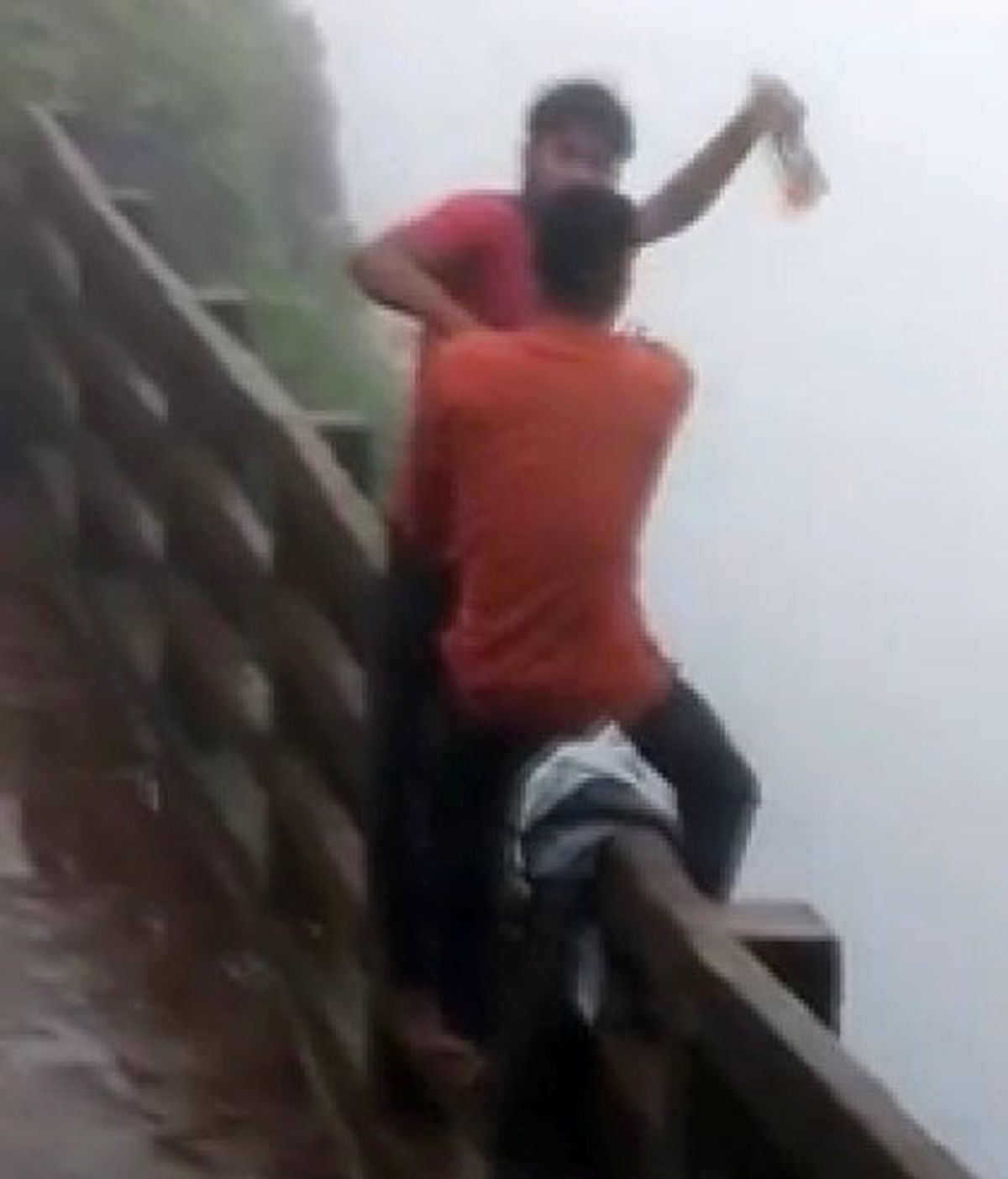 Piknik Alanında Facia! İki Genç, Alkol Şişeleriyle 600 Metreden Şelaleye Atladı
