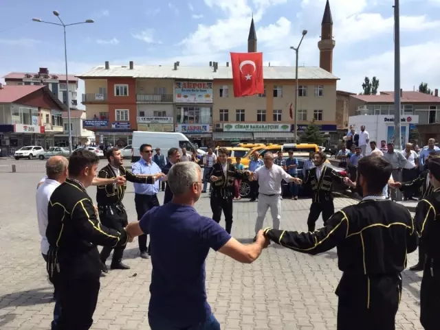 Artvinliler Ahlat'taki Tarihi Mekanları Gezdi