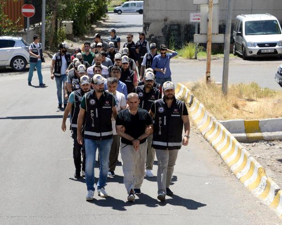 Diyarbakır'daki 4 Gaybubet Evinde 9 Fetö'cü Yakalandı