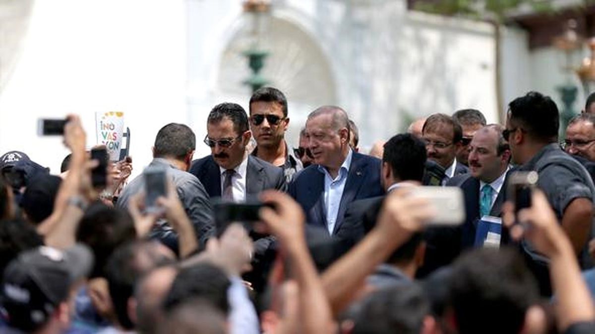 Erdoğan'ı Gören Telefona Sarıldı