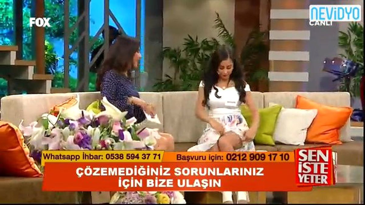 Hande Ataizi Mini Eteğiyle Damga Vurdu