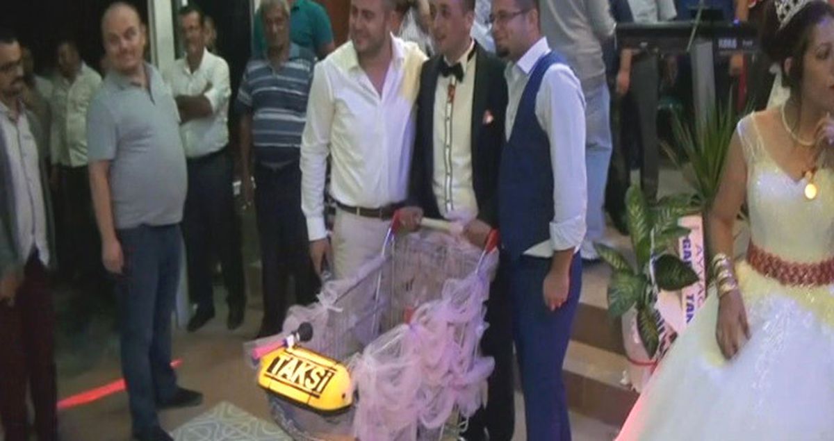Hediye Edilen Kolinin İçinden, Taksi Plakası Olan Market Alışveriş Arabası Çıktı