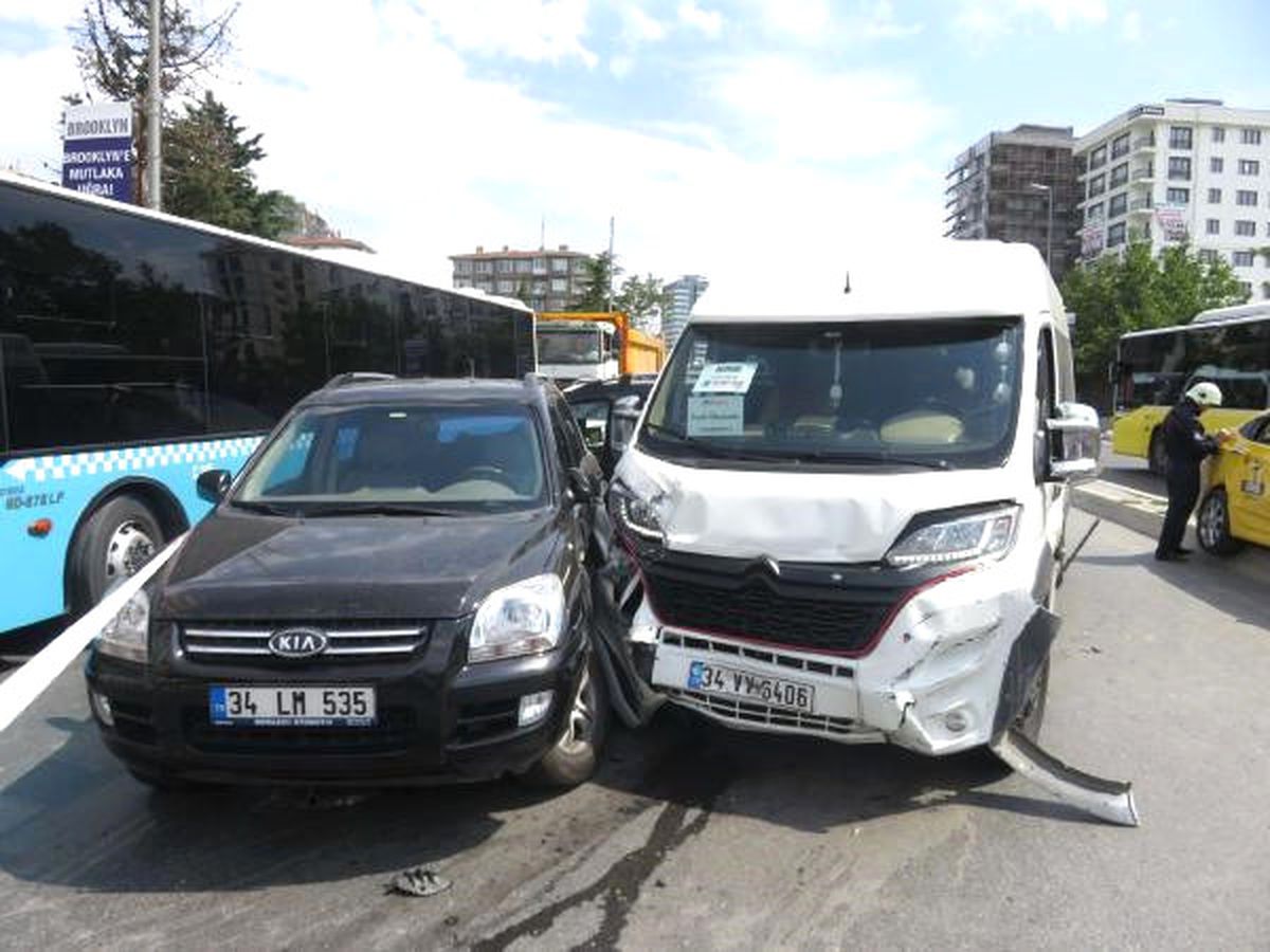 Kadıköy'de 8 Araç Birbirine Girdi: 2 Sürücü Yaralandı