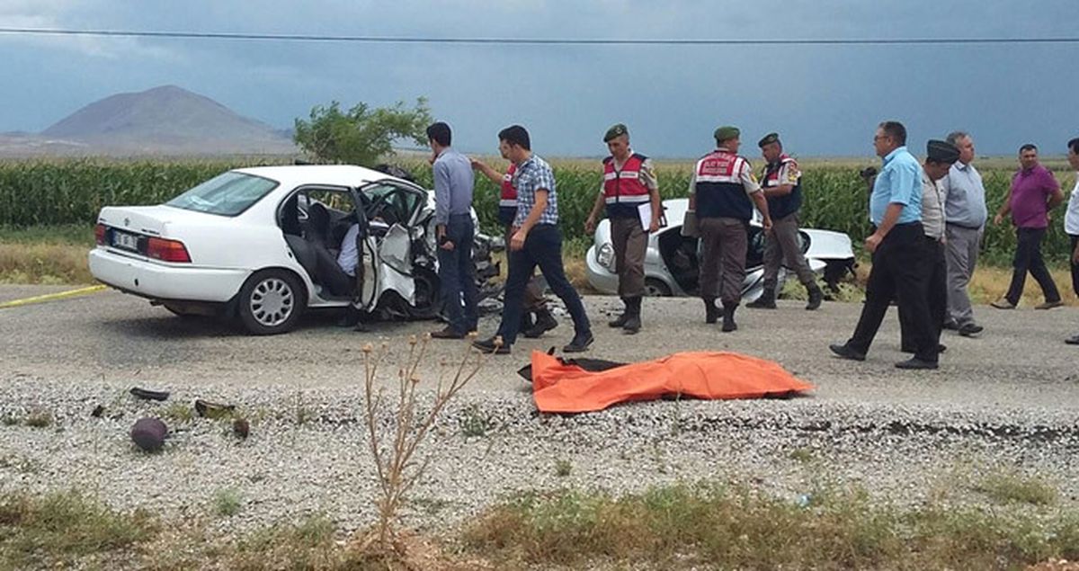 Karaman'da Katliam Gibi Kaza! İki Otomobil Çarpıştı: 6 Ölü, 4 Yaralı