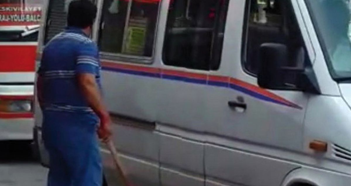 Sürücüler Yol Verme Meselesi Yüzünden Birbirine Girdi: 2 Yaralı