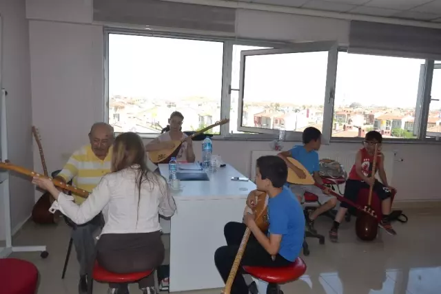 Ünlü Halk Ozanı Gençlik Merkezi'nde Bağlama Eğitimi Veriyor