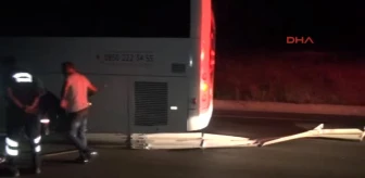 Edirnedemir Bariyerden Kopan 25 Metrelik Parça Yolcu Otobüsüne Çarpıp, Altına Girdi