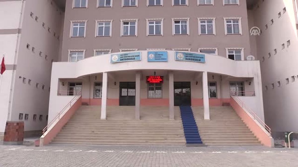 Fedakar Öğretmenden Öğrencileri İçin 'Formül Duvarı'