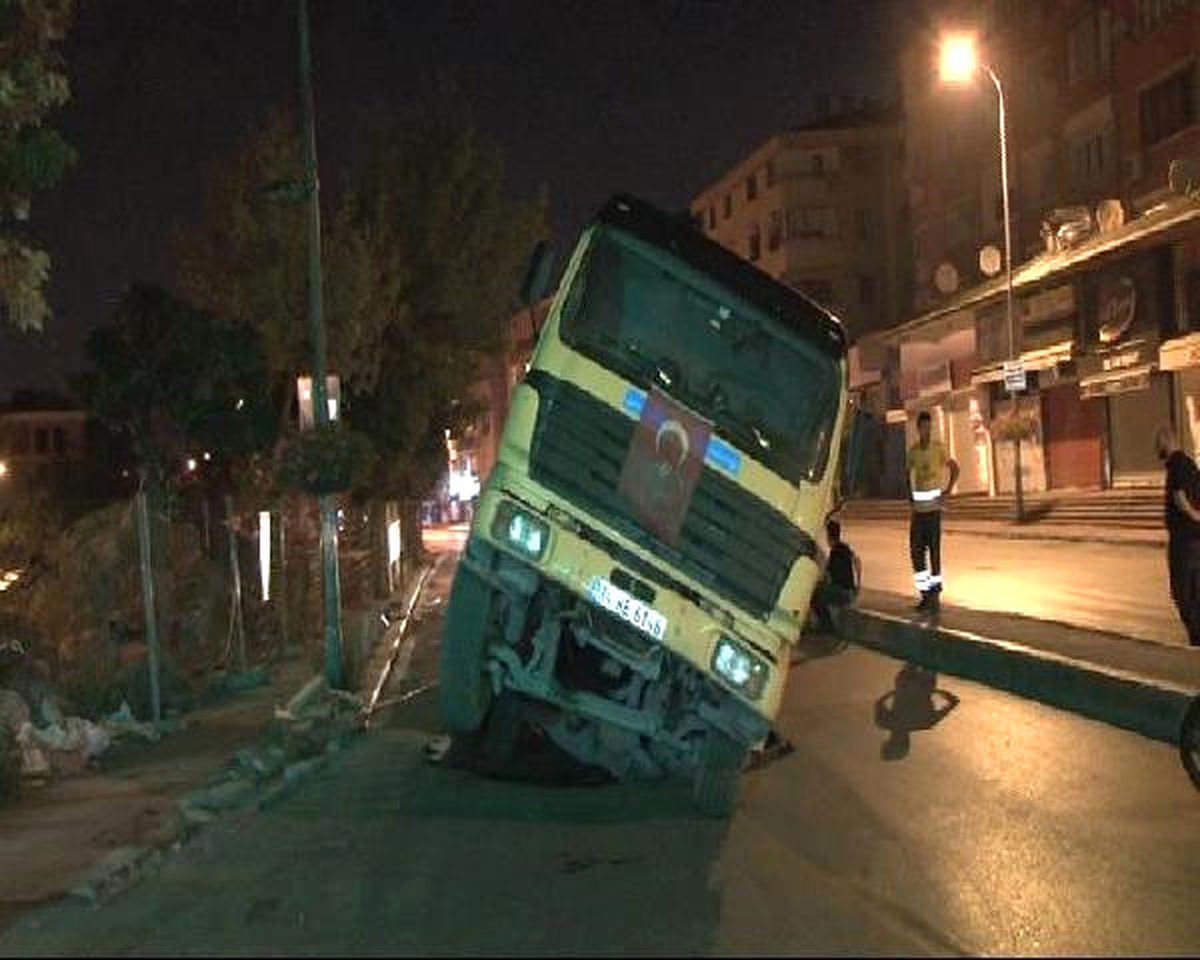Maltepe'de Asfaltlama Çalışması Yapan Kamyon, Çöken Yola Düştü