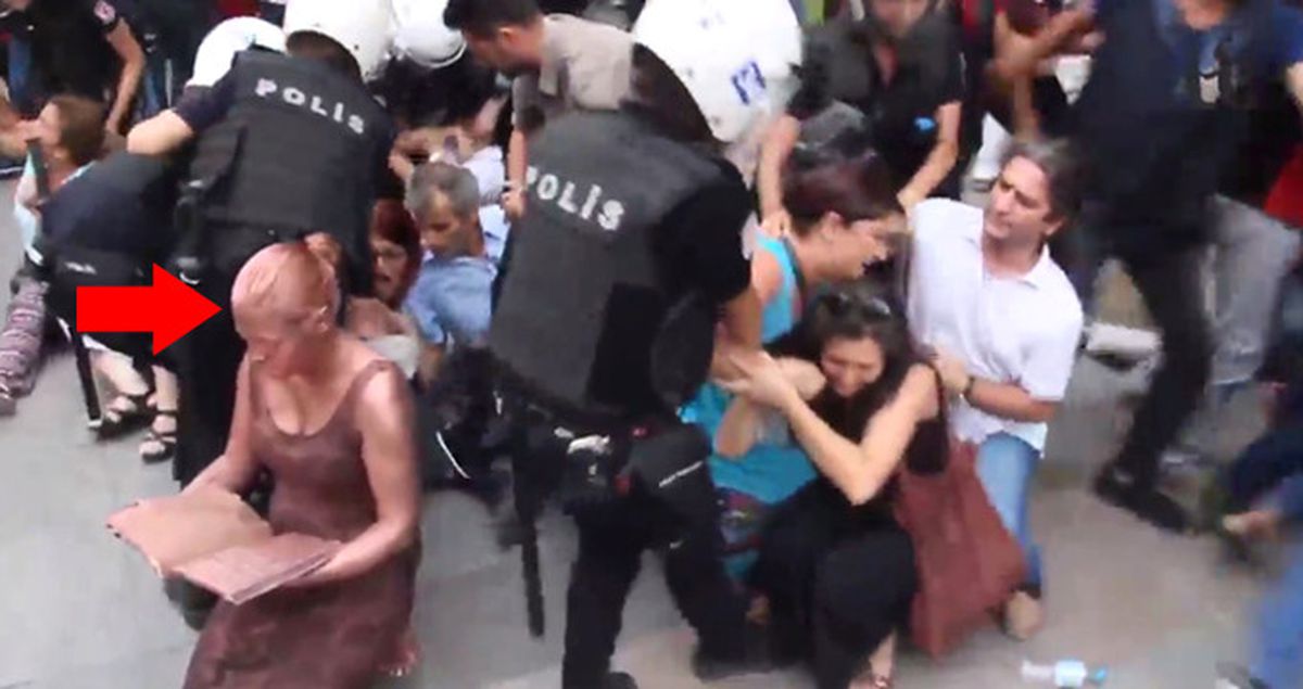 Polis, Sanatçıyı Heykel Zannedince Müdahale Etmedi