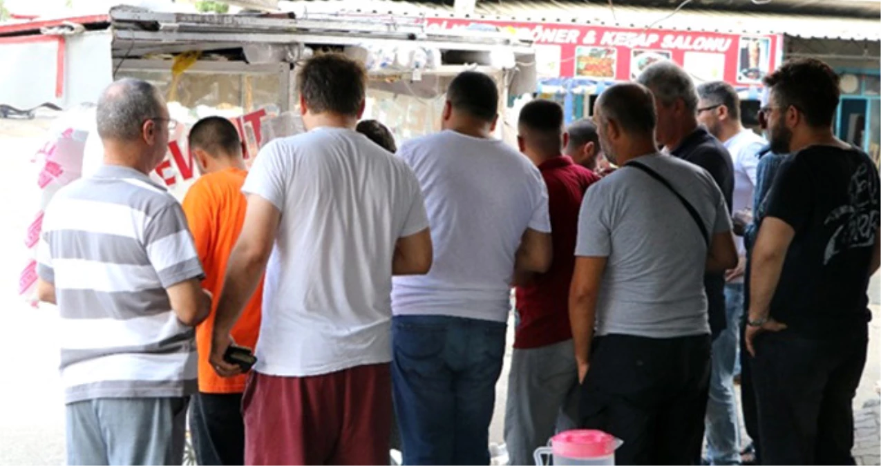 Adana'nın Meşhur Böreği İçin Sıra Numarası Alarak Kuyrukta Bekliyorlar
