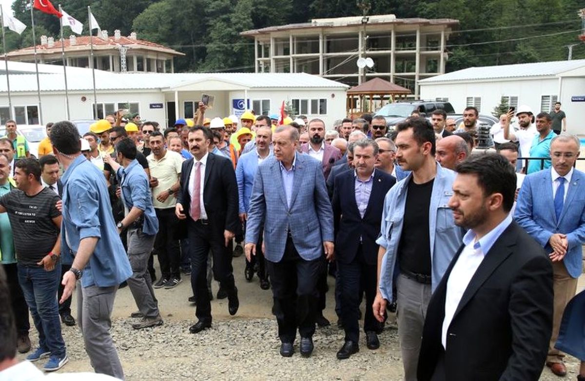 Cumhurbaşkanı Erdoğan'ın Makam Aracı Önünde, İzdiham Yaşandı