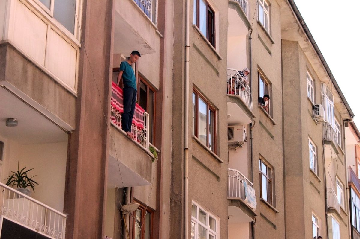 Evde Yalnız Kalan Engelli Çocuk, Balkondan Atlamaya Kalktı! Yürekler Ağza Geldi
