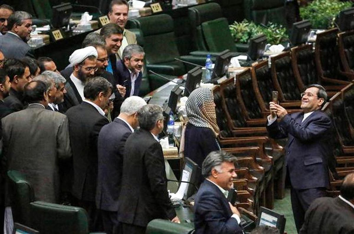 İran Meclisinde Milletvekillerinin, AB Temsilcisiyle Selfie Çektirmesi Olay Oldu