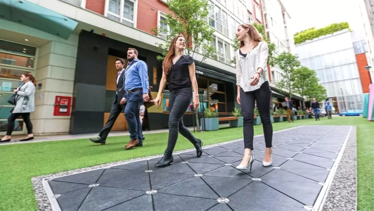 Londra'daki Akıllı Sokak Şaşırttı! Üzerinde Yürüdükçe Enerji Üretiyor