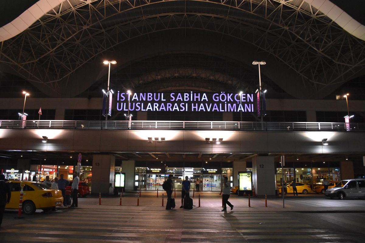 Sabiha Gökçen Havalimanı'ında Yolcu Kapma Kavgası: 5 Yaralı
