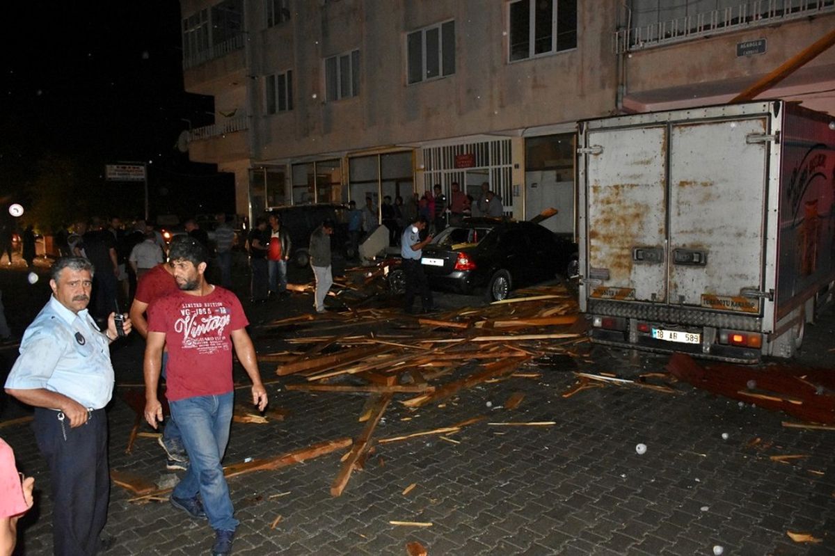 Kastamonu'nun Tosya İlçesini Fırtına ve Yağmur Vurdu! İlçe Savaş Alanına Döndü