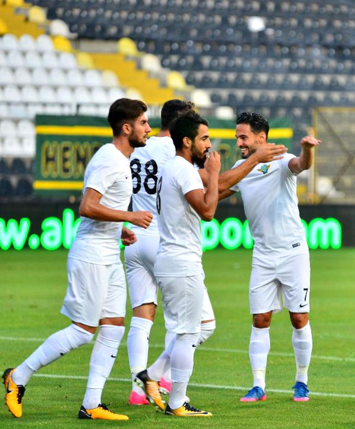 Akhisar Belediyespor Teknik Direktörü Buruk'tan Takıma Övgü