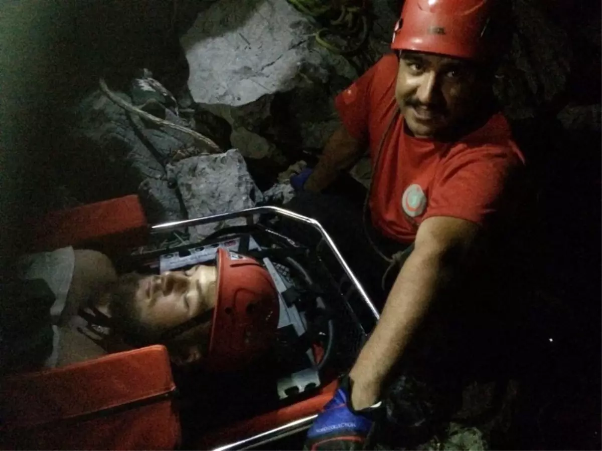 Kayalıklarda Mahsur Kalan İngiliz Turist İçin Nefes Kesen Kurtarma Operasyonu