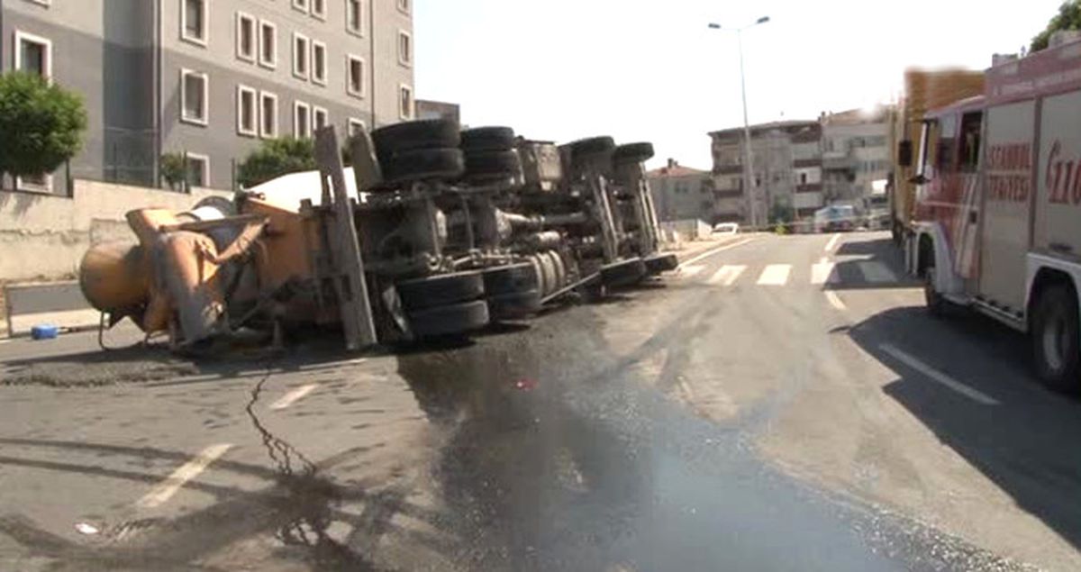 Kontrolden Çıkan Beton Mikseri, Elektirik Direğini Devirerek Yan Yattı