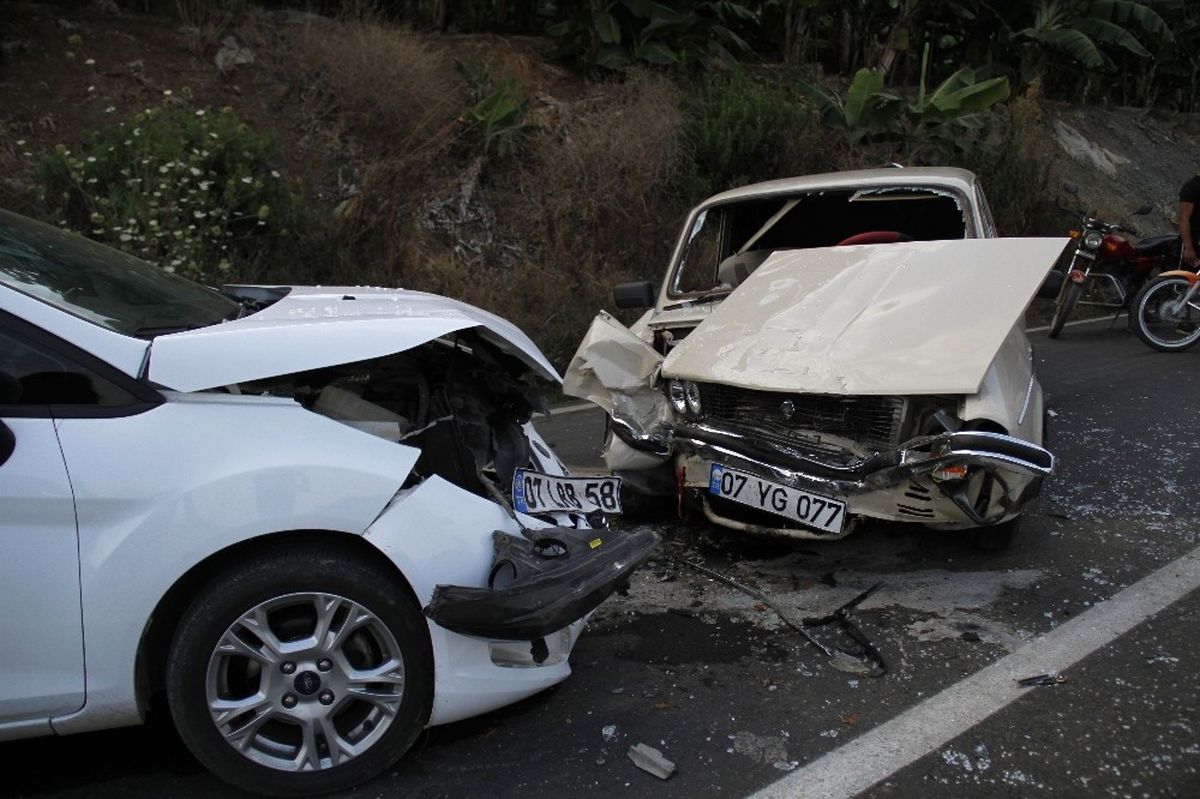 Antalya'da Feci Kaza! Otomobiller Kafa Kafaya Çarpıştı: 12 Yaralı