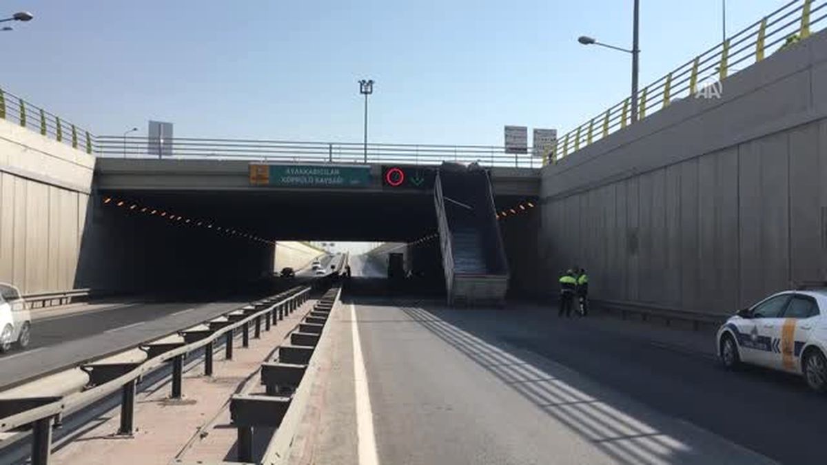 TIR'ın Açılan Dorsesi Çarptığı Üst Geçitte Asılı Kaldı