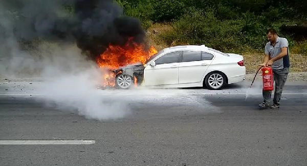 Araçlardaki Yangın Tüpleri Yetersiz Kaldı, Lüks Otomobil Hurdaya Döndü