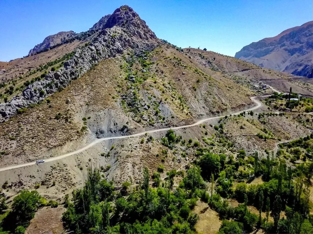 Büyükşehir Belediyesi Pütürge'de Yol Çalışmalarını Sürdürüyor