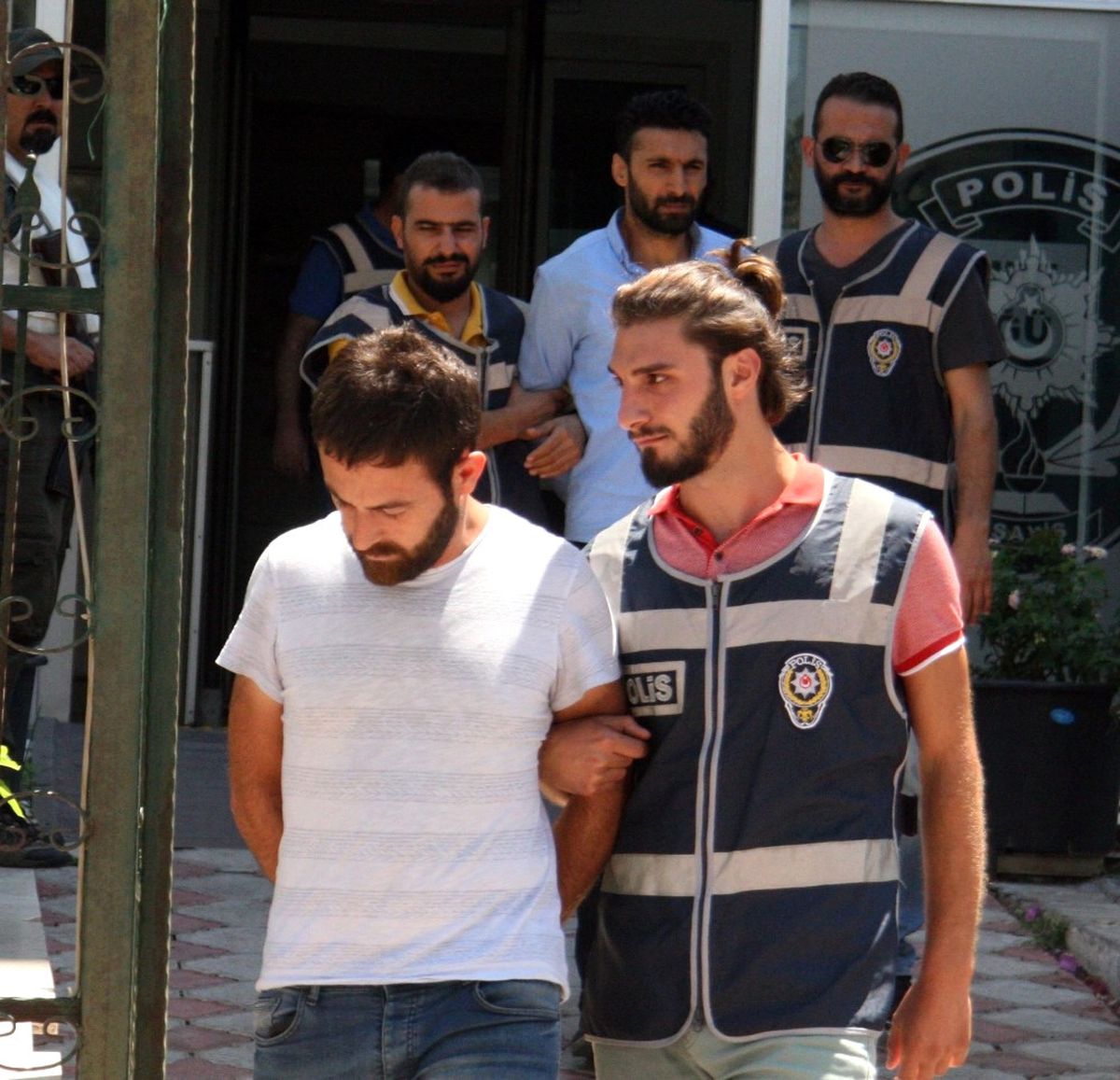 Garson Kılığına Giren Polisler, Hırsızlık Çetesini Çökertti
