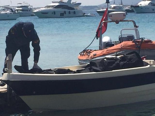 Koyda Demirli Teknede 100 Kilo Esrar Ele Geçirildi
