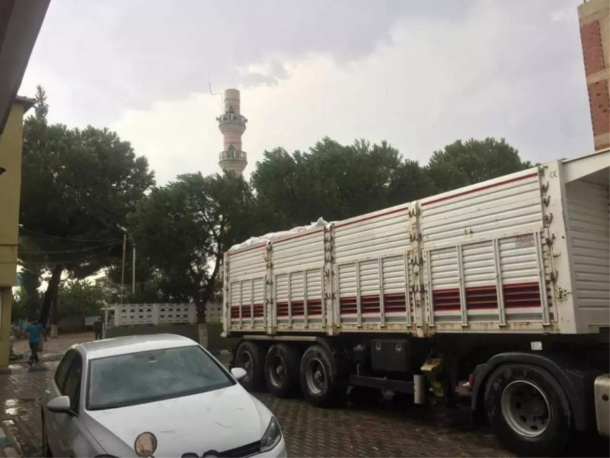 Manisa'da Fırtına Hayatı Olumsuz Etkiledi