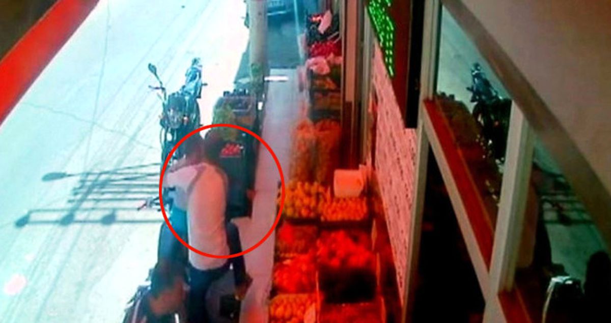 Oğlunu Korumaya Çalışırken Can Verdi! Babanın Vurulduğu Anlar Güvenlik Kamerasında