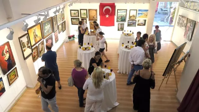 Ressam Çakıroğlu, Foça'da Sergi Açtı