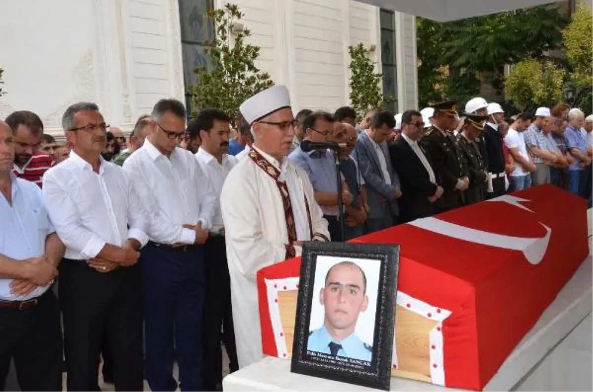 Trafik Kazasında Hayatını Kaybeden Polis Toprağa Verildi