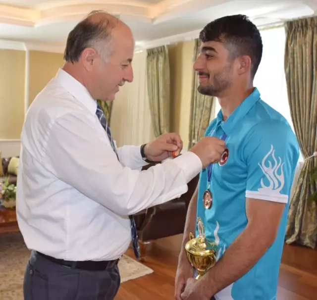 Vali Azizoğlu, Başarılı Sporcuları Ödüllendirdi Vali Azizoğlu, Başarılı Sporcuları Ödüllendirdi