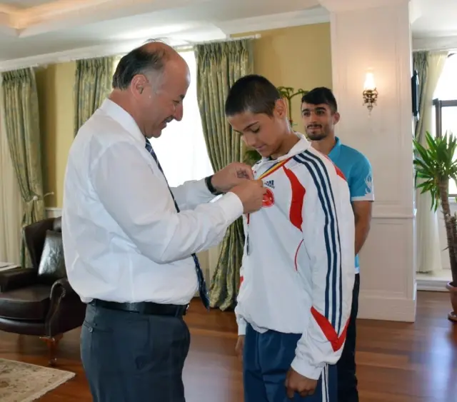 Vali Azizoğlu, Başarılı Sporcuları Ödüllendirdi Vali Azizoğlu, Başarılı Sporcuları Ödüllendirdi