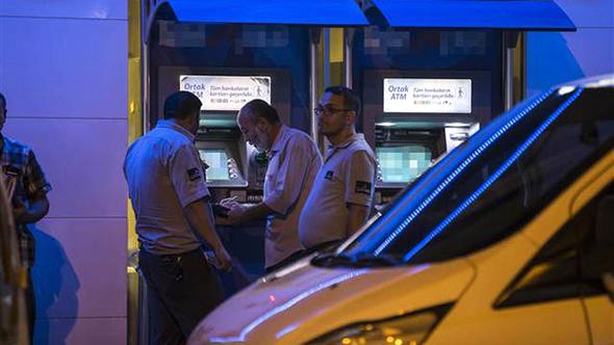 Banka Görevlilerini Gizlice Takip Ettiler, ATM'ye Para Yatıracakken 400 Bin Lirayı Çaldılar