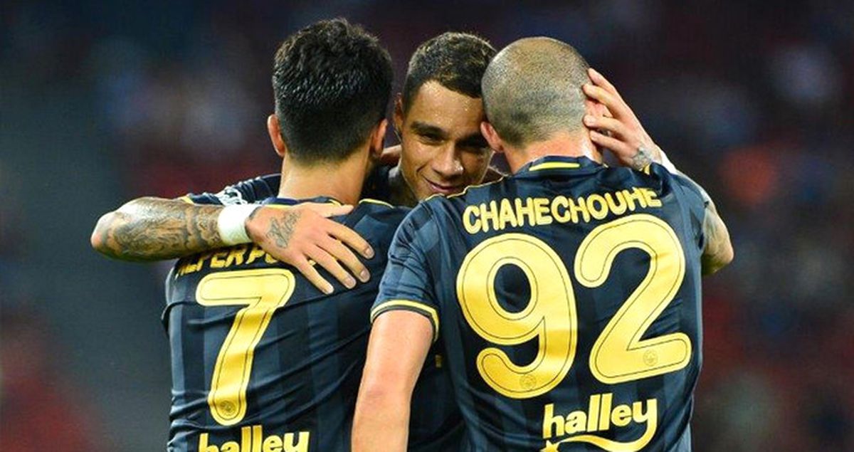Cagliari, Fenerbahçe'den Yeni Affedilen van der Wiel İçin Teklif Yaptı